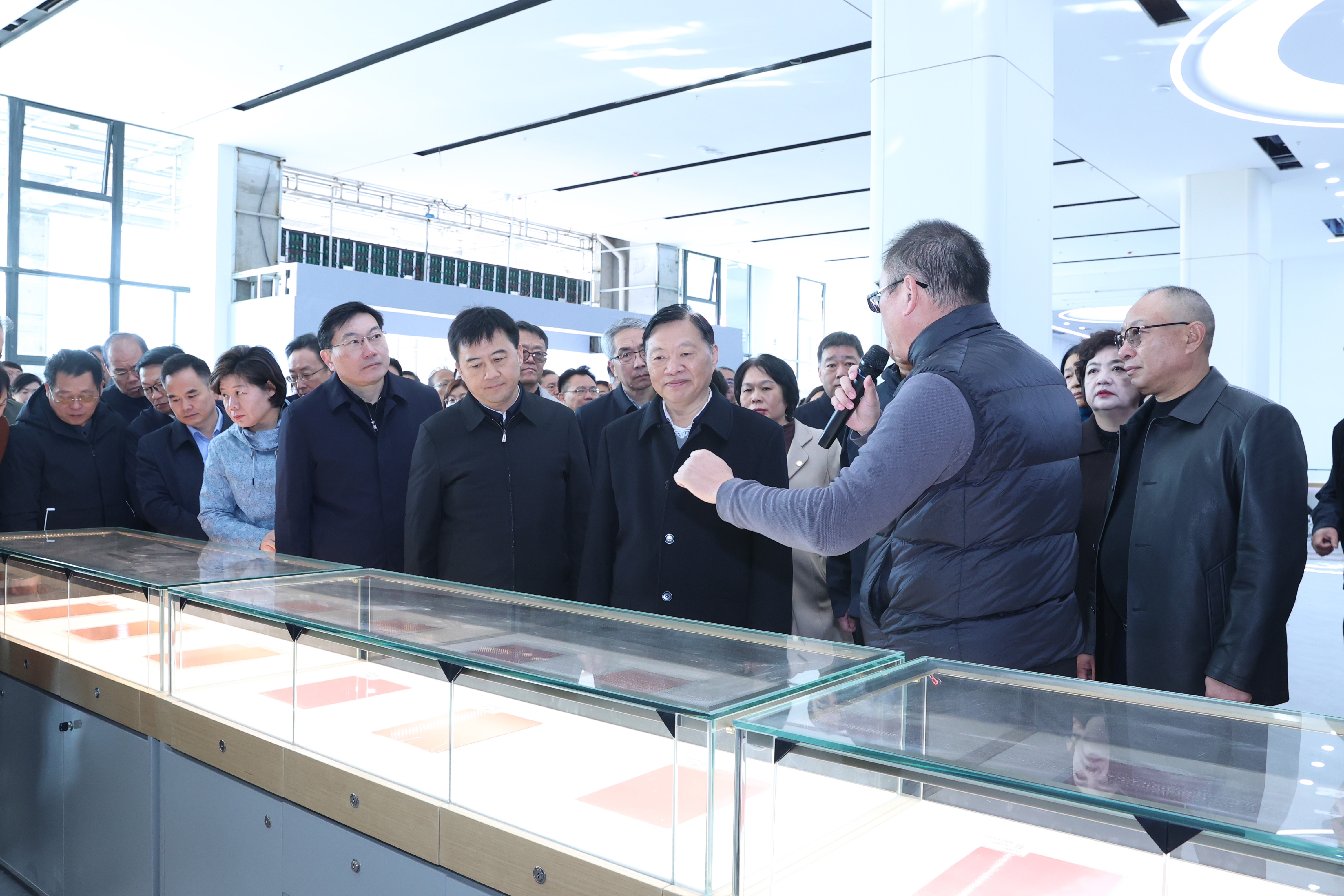 市政协委员集中视察全市重大项目建设情况