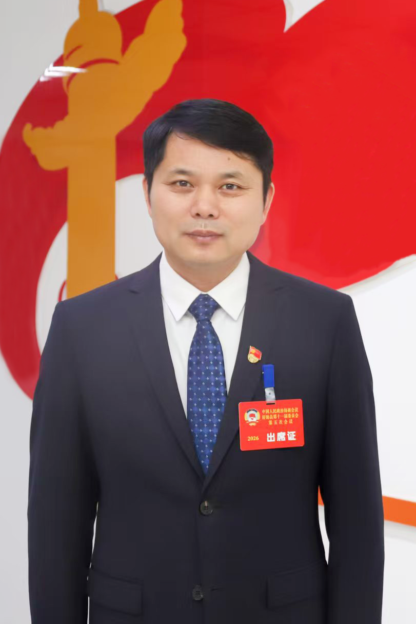 个人照片3（佩戴政协会议出席证）.png