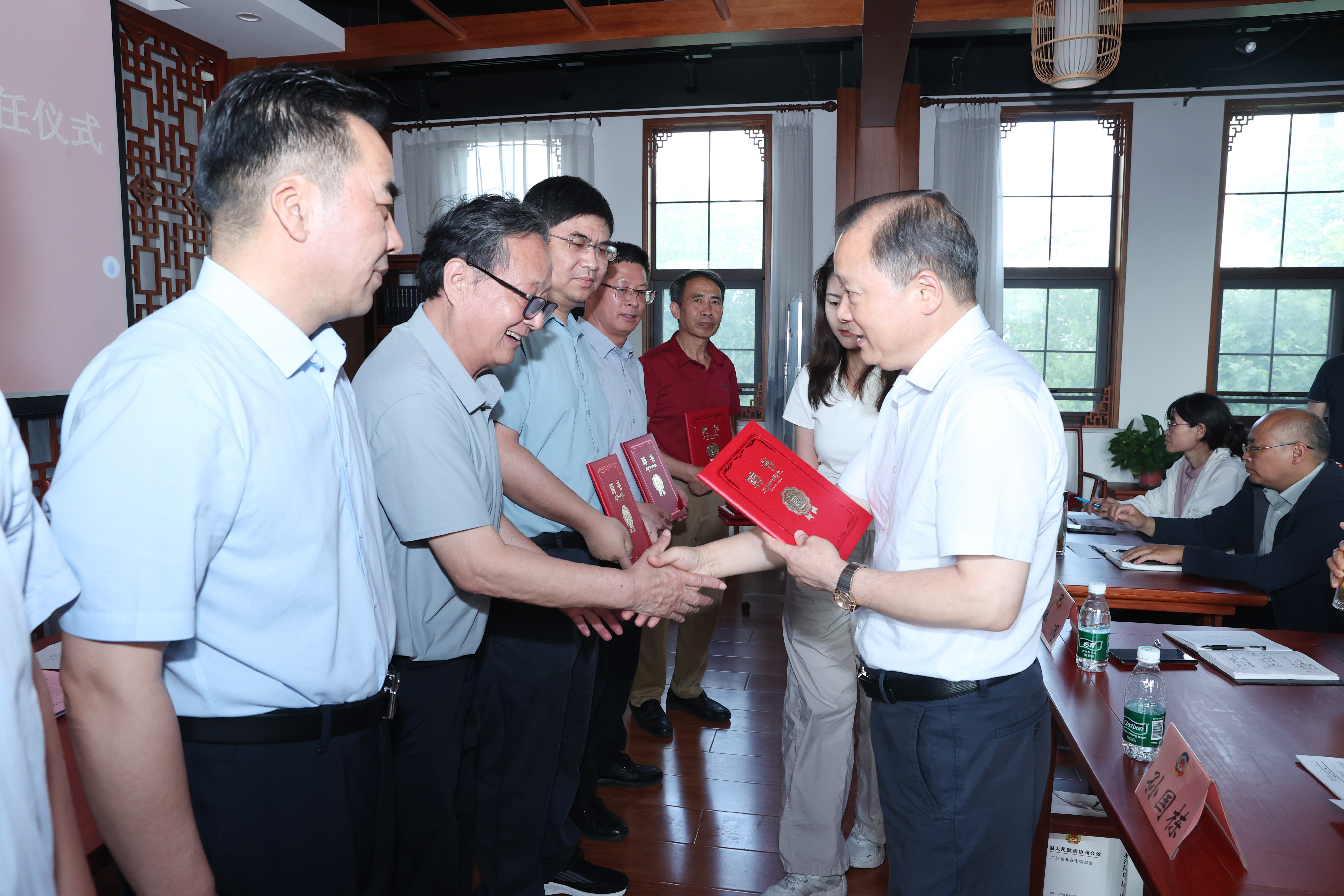 颁发聘书.jpg 颁发聘书.jpg